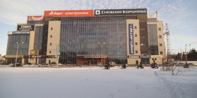 Прокуратура установила виновных в падении льда на людей с окон ТОК «Герцен-плаза» в центре Омска