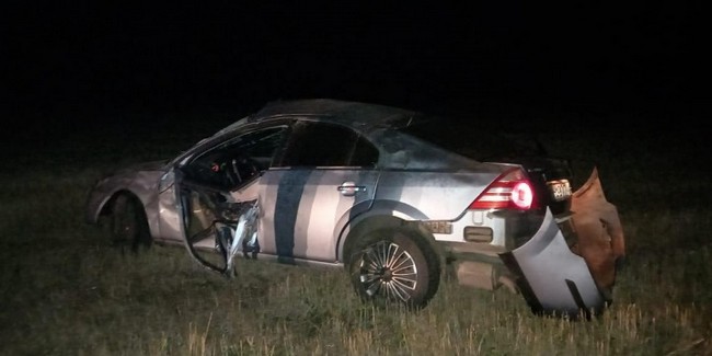 В Омской области седан Ford Mondeo вылетел в кювет: молодой водитель погиб, его друг госпитализирован