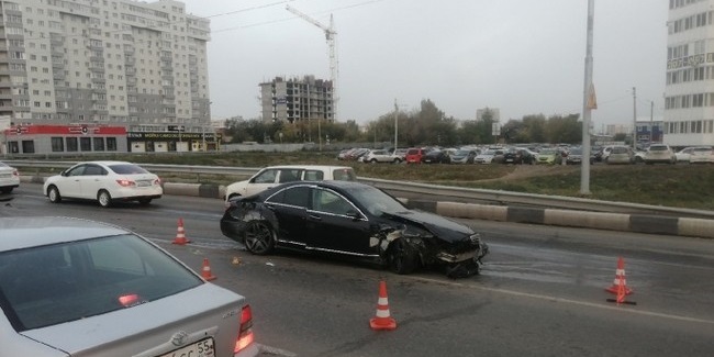 Водителя, устроившего серьёзное ДТП в Омске, объявили в розыск, хозяйка Mercedes – женщина, не имеющая отношения к полиции