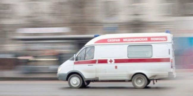 При лобовом столкновении грузовиков «КамАЗ» и Mercedes один водитель погиб, второй – госпитализирован