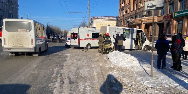 В центре Омска водитель маршрутки №346, потерявший сознание, столкнулся с пятью иномарками