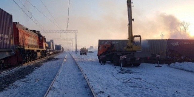 В Омской области под колёса локомотива грузового поезда снова попал молодой человек