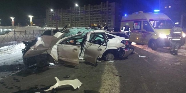 На метромосту Омска гонщик Mercedes врезался в столб: один человек погиб, трое – госпитализированы