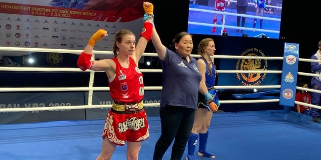 Секс порно Мен жұлқынып жатырмын, анам кіріп көрді Әкесі мен оның досының кеуделі қызы порно видео