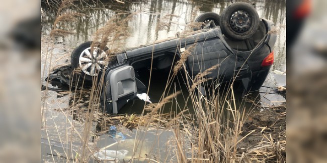 Кроссовер Suzuki SX4 вылетел в кювет и затонул: водитель погиб, пассажир травмирован