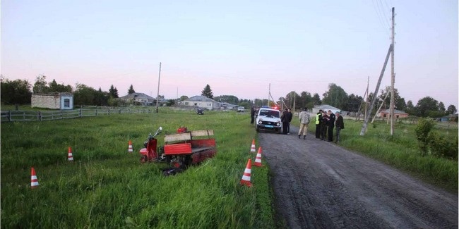 В селе Соусканово Омской области водитель мотороллера «Муравей» вылетел в кювет и погиб