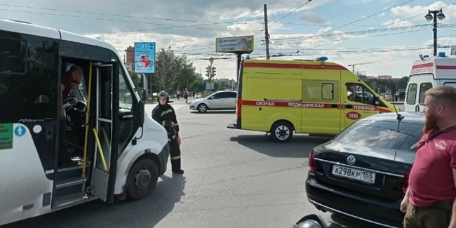 Против водителя маршрутки, сбившего трёх подростков в центре Омска, возбуждено уголовное дело
