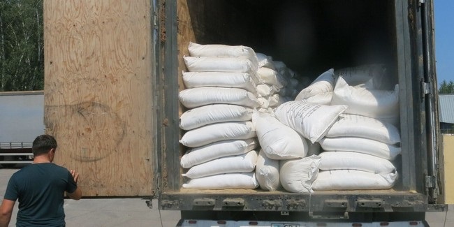 Из Омской области два хитреца пытались вывезти в Казахстан 63 тонны сахара под видом муки и удобрений
