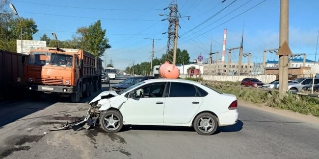 В Омске столкнулись автомобили Kia Rio и Volkswagen Polo: погиб один человек, трое – госпитализированы