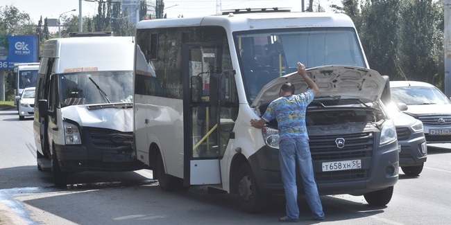 В центре Омска столкнулись маршрутные микроавтобусы Ford Transit и «Газель»