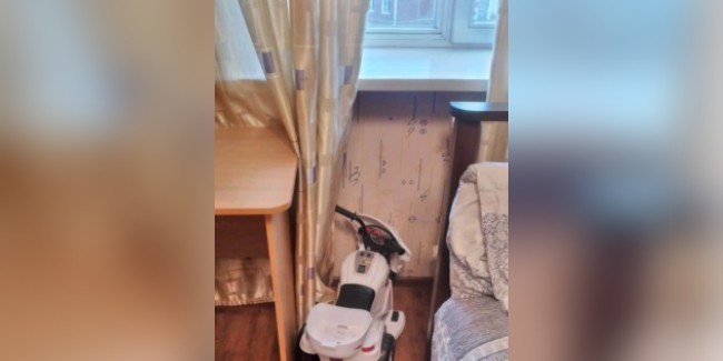 Из окна квартиры на 6-м этаже дома в Омске выпал и погиб 3-летний мальчик