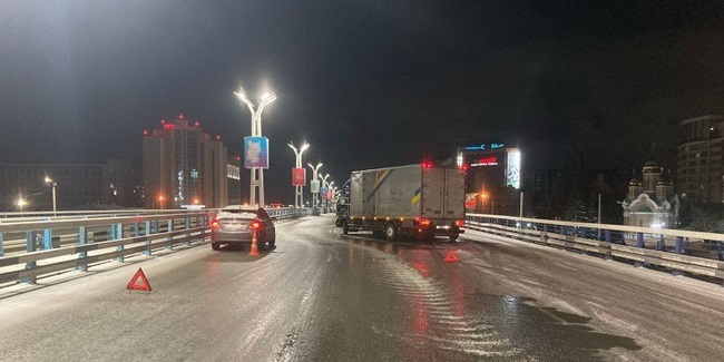 На трёх мостах в Омске за 70 минут произошло 14 аварий с участием 28 автомобилей