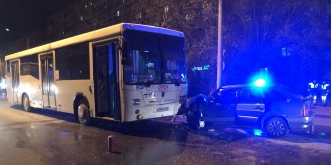 Юный водитель «ВАЗа» врезался в «Ладу» и автобус: госпитализированы трое юношей