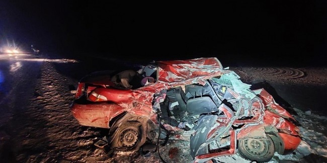 В Омской области после столкновения автомобиля Fiat с бензовозом Volvo погибли три человека