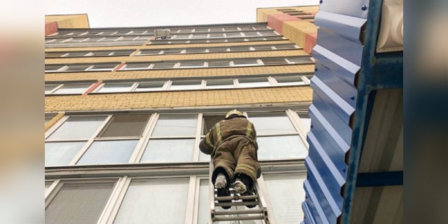В Омске спасатели помогли женщине, которую случайно закрыл на балконе полуторагодовалый сын