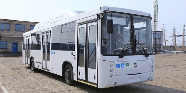 В Омске завтра на маршруты выходят 22 экоавтобуса «НефАЗ», имеющие датчики «антизажим»