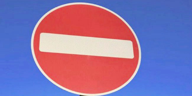 В Омске будут перекрывать в уик-энды движение транспорта на дороге по улице Рождественского