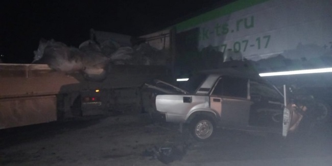 В Омской области при столкновении с грузовиками Mercedes и Volvo погиб водитель «семёрки»
