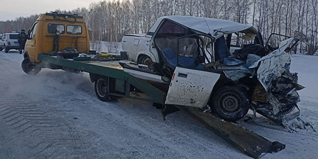 В Омской области при столкновении мини-грузовика Isuz Elf и ВАЗа погибли три человека, два – госпитализированы