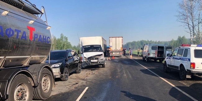 На трассе Тюмень – Омск жёстко столкнулись УАЗ, Nissan и грузовики – Renault и Scania