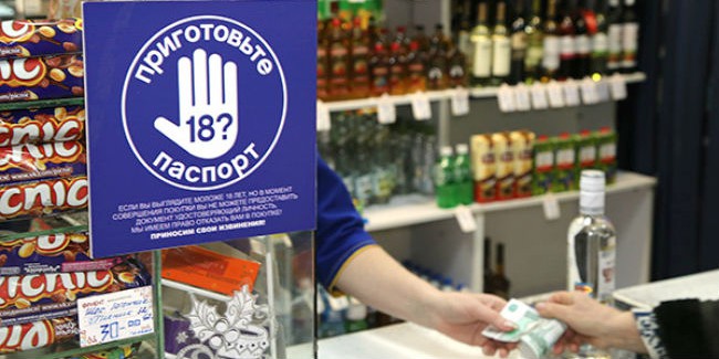 Продавщицу магазина Елену ФЕДОРОВУ уличили в неоднократной продаже алкоголя детям