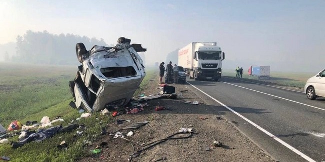 На трассе Тюмень – Омск грузовик Renault врезался в микроавтобус «Соболь»: погибли два человека