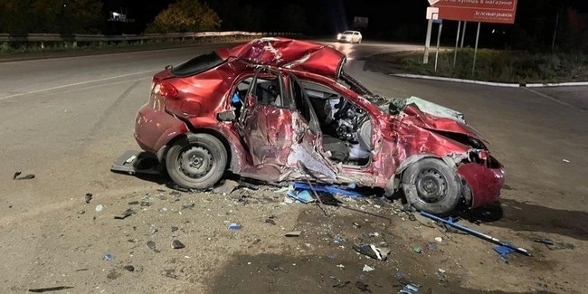 При ударе Chevrolet  в бензовоз Volvo погибла девушка, её четверо ровесников госпитализированы