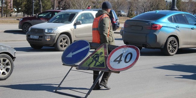 В Октябрьском округе Омска из-за угрозы аварии закрывают дорогу и меняют схему движения автобусов