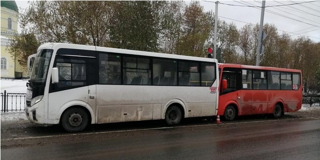 В центре Омска столкнулись маршрутные автобусы с 19 пассажирами