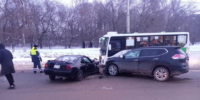 В Омске столкнулись автомобили Honda Prelude, Nissan X-Trail и автобус ПАЗ с пассажирами