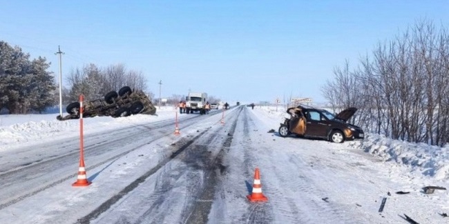 При лобовом столкновении с грузовиком «Урал» погиб водитель автомобиля Renault