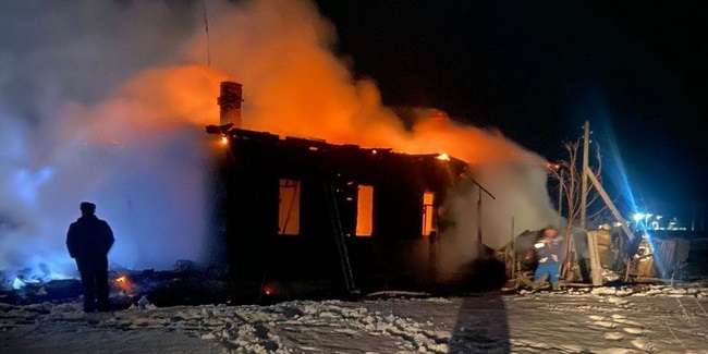 В селе Ивановка Омской области при пожаре частного дома погибли мужчина и женщина