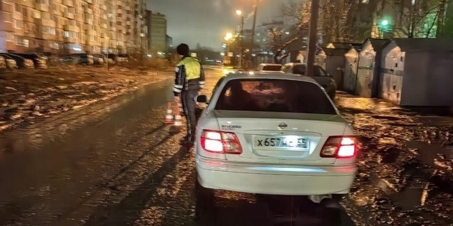 В Омске водитель Nissan сбил пешехода: личность погибшего устанавливается