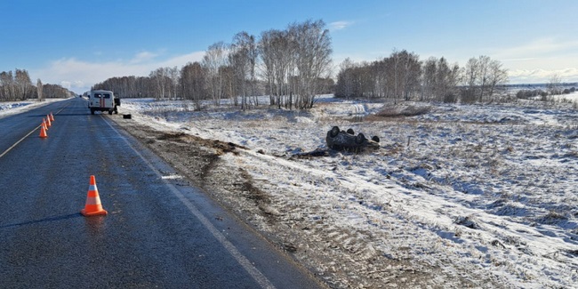 На трассе Омск – Тара в кювет вылетел автомобиль Ssang Yong: один мужчина погиб, трое – госпитализированы