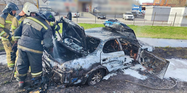 При пожаре автомобиля Toyota Sprinter тяжело пострадали водитель и пассажир