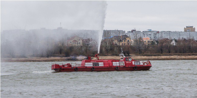 В Омске спущен на воду и заступил на боевое дежурство пожарный катер