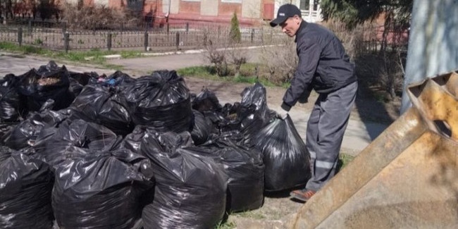 Мэрия Омска: после субботника уже вывезено 100 тонн отходов в мешках, «специалисты» продолжают поиск и «видового мусора»