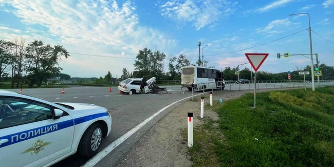 Молодой водитель автомобиля «Лада» врезался в стоящую маршрутку «ГАЗель Next»