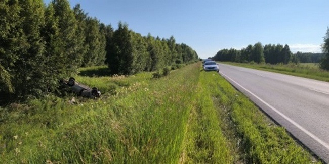 В Омском районе автомобиль Hyundai вылетел в кювет: госпитализированы двое юношей и девочка