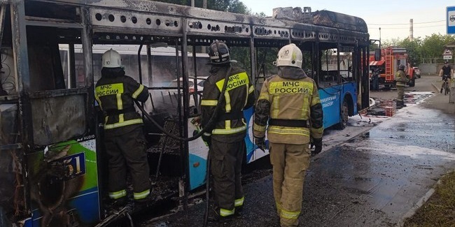 В Омске утром полностью сгорел пассажирский автобус, двигавшийся по маршруту №22