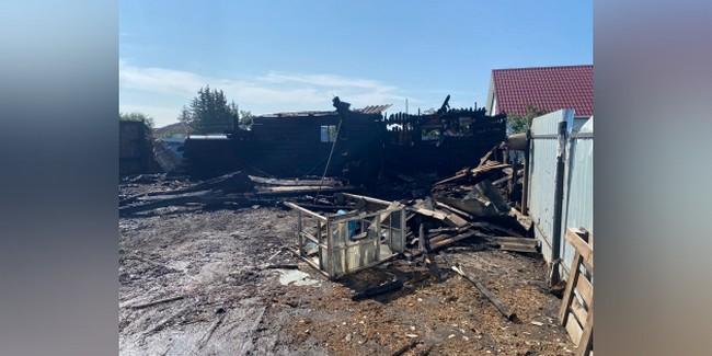 В Омской области во время пожара частного дома погибли пенсионеры