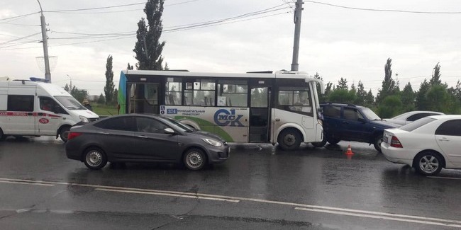 В Омске автомобиль «Шевроле» врезался в автобус «ПАЗ»: пострадали двое детей