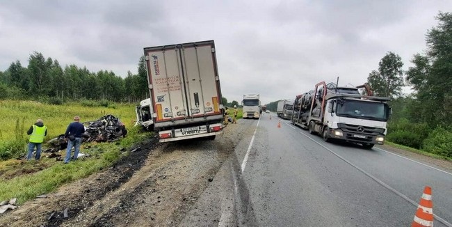 На трассе Тюмень – Омск грузовик Dongfeng врезался в Toyota RAV4: погибли мужчина и женщина