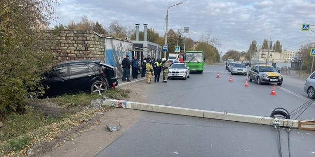 Юноша на автомобиле Ford врезался в столб – чуть не угробил себя и своего приятеля