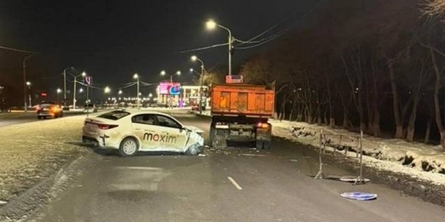 В Омске пьяный водитель Kia Rio сбил знаки дорожных работ и врезался в грузовик