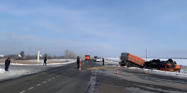 В Омской области после столкновения автобуса ПАЗ и грузовика «КамАЗ» госпитализированы семь человек