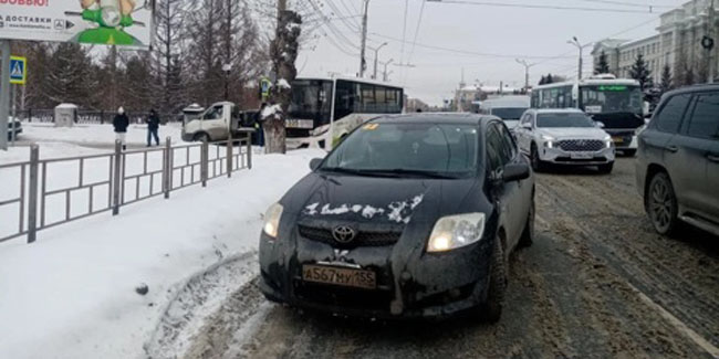 В центре Омска автобус ПАЗ врезался в столб: пострадали три пассажира