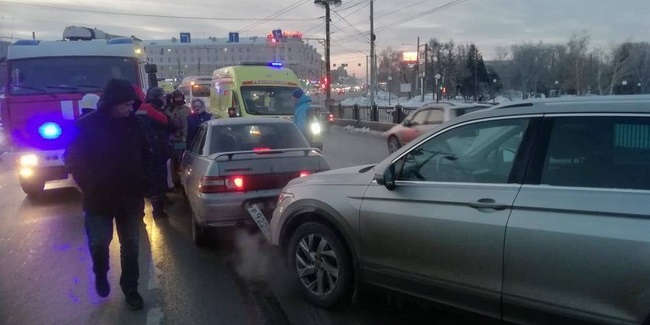 На мосту в центре Омска столкнулись три легковых машины и автобусы маршрутов №72 и №78