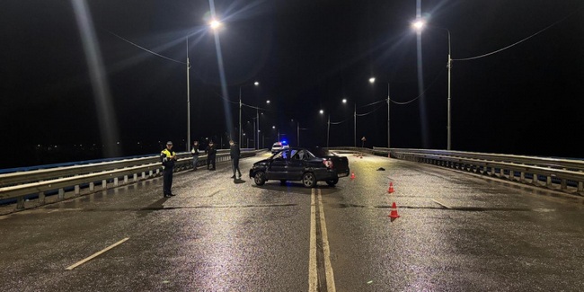 Юный водитель «Лады» врезался в ограждение трассы: пострадал сам и его приятели