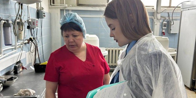 По факту массового отравления учеников и учителей в школьных столовых возбуждено два уголовных дела